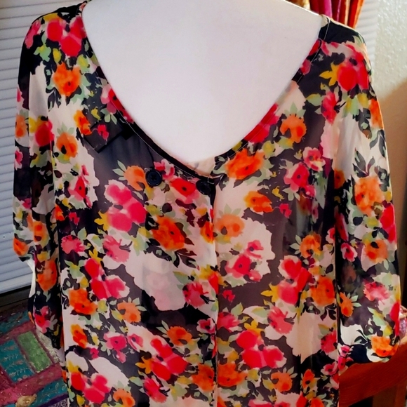 SLEEVELESS Sheer Top - Picture 4 of 6